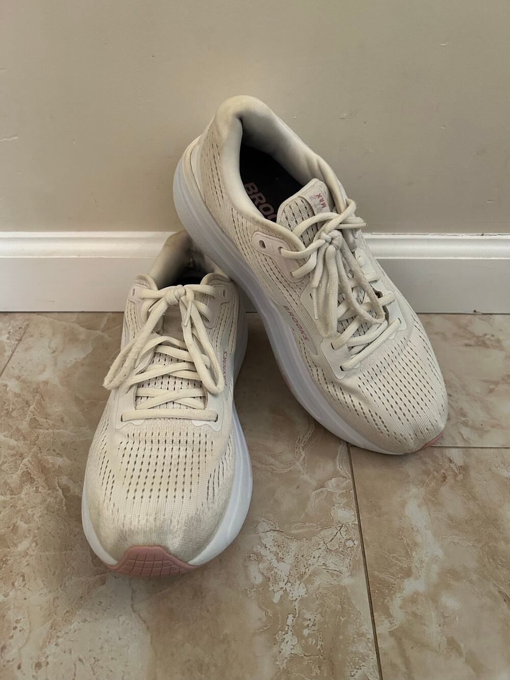 Brooks Ghost Max 2 Coconut Milk Cream Sneaker W10 Athleisure Comfort Workout